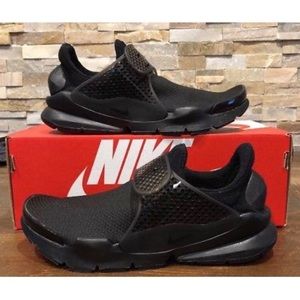 All black BRAND NEW/NEVER WORN Dart Nikes